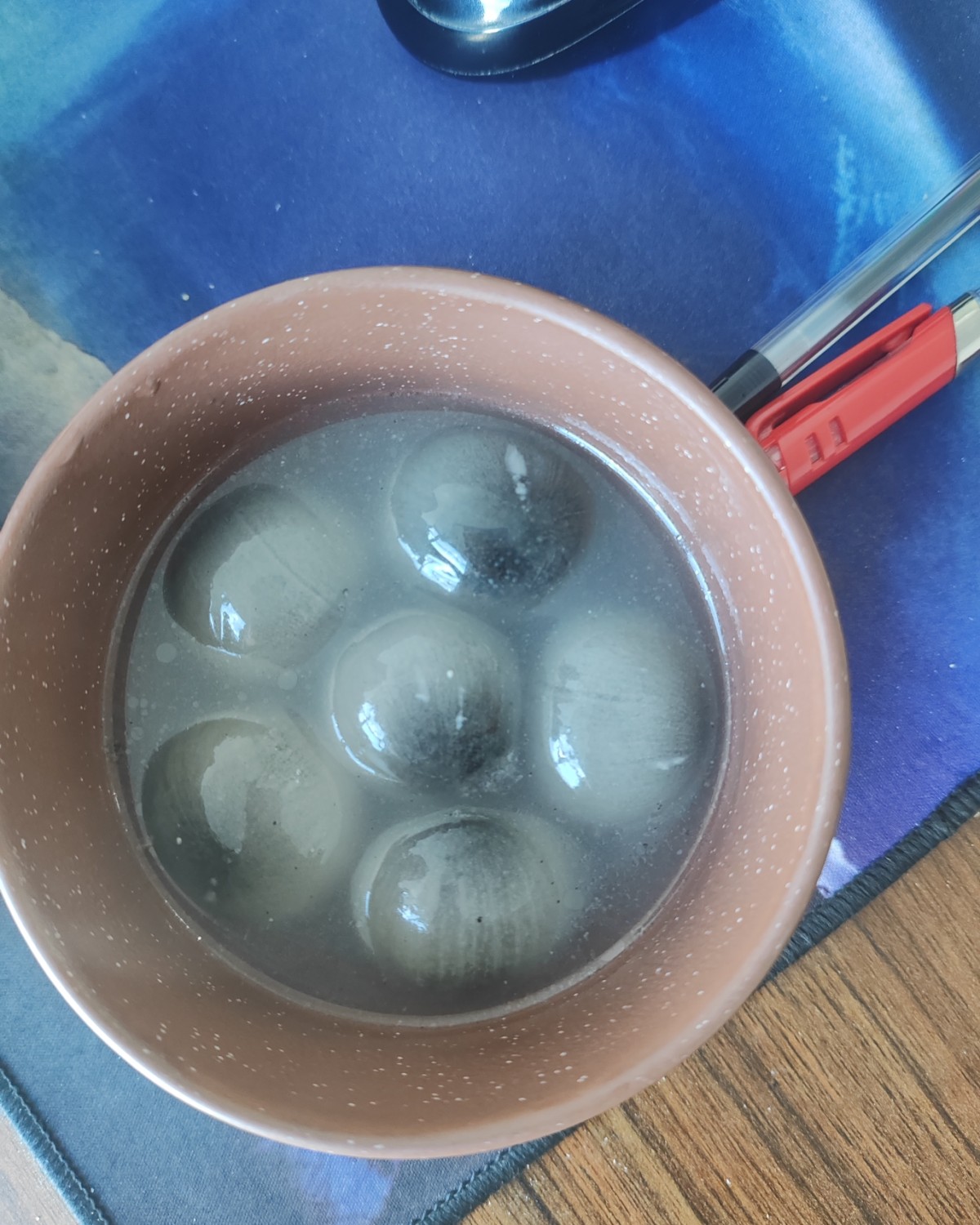 这个汤圆是之前双十一的时候京东薅的羊毛，一直放在公司冰箱里面