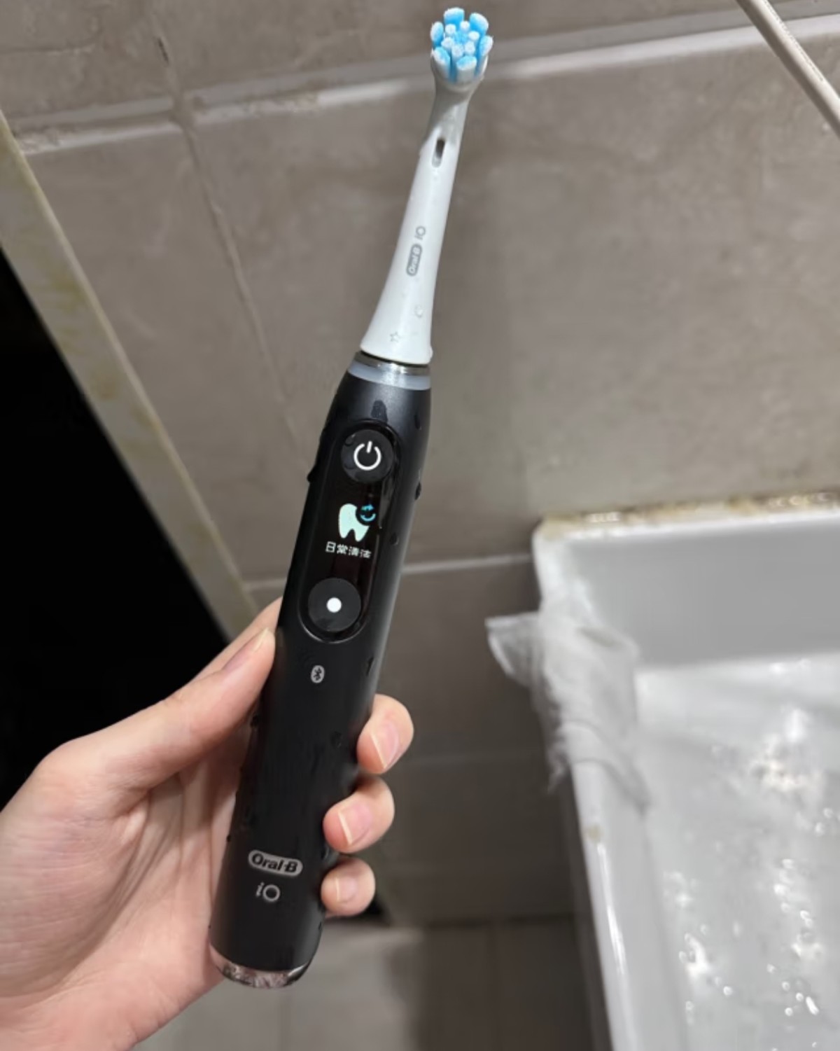 电动牙刷是一种非常方便和高效的清洁工具，我使用电动牙刷已经有