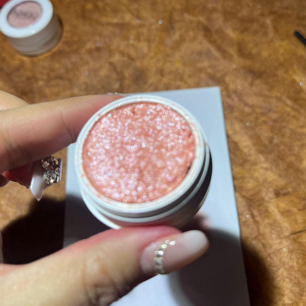 这一颗太适合夏天了！  🔥很清透的橘粉色，加上银色细闪。 