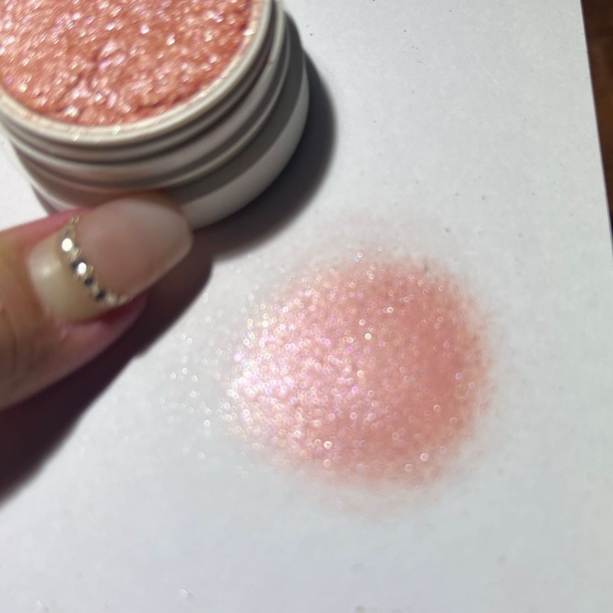 这一颗太适合夏天了！  🔥很清透的橘粉色，加上银色细闪。 