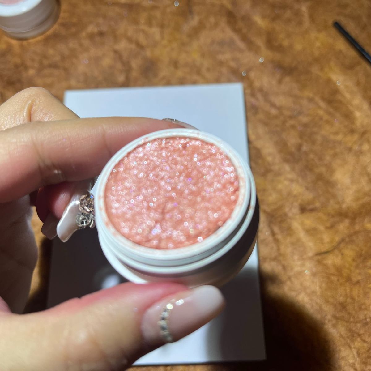 这一颗太适合夏天了！  🔥很清透的橘粉色，加上银色细闪。 