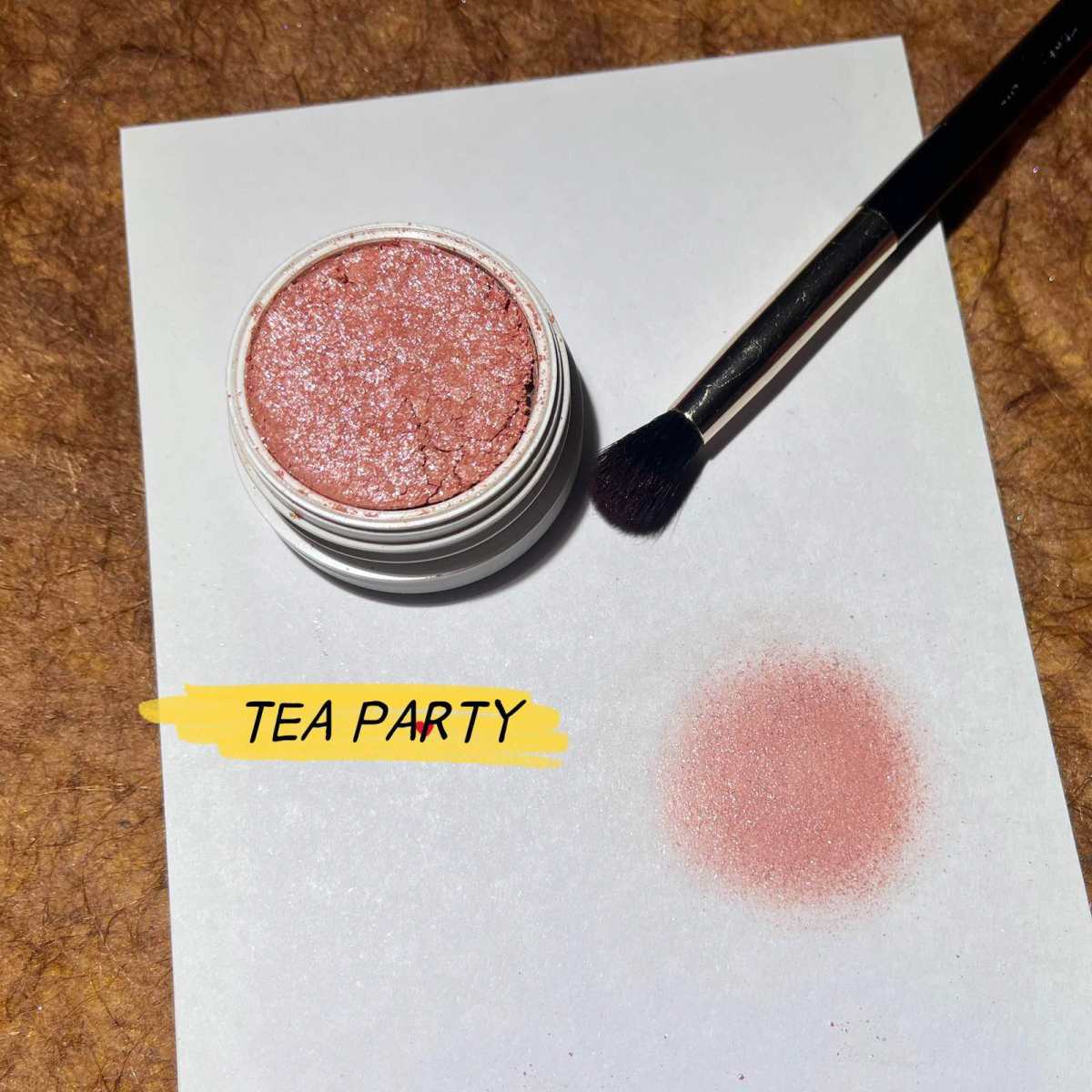 这一颗太适合夏天了！  🔥很清透的橘粉色，加上银色细闪。 