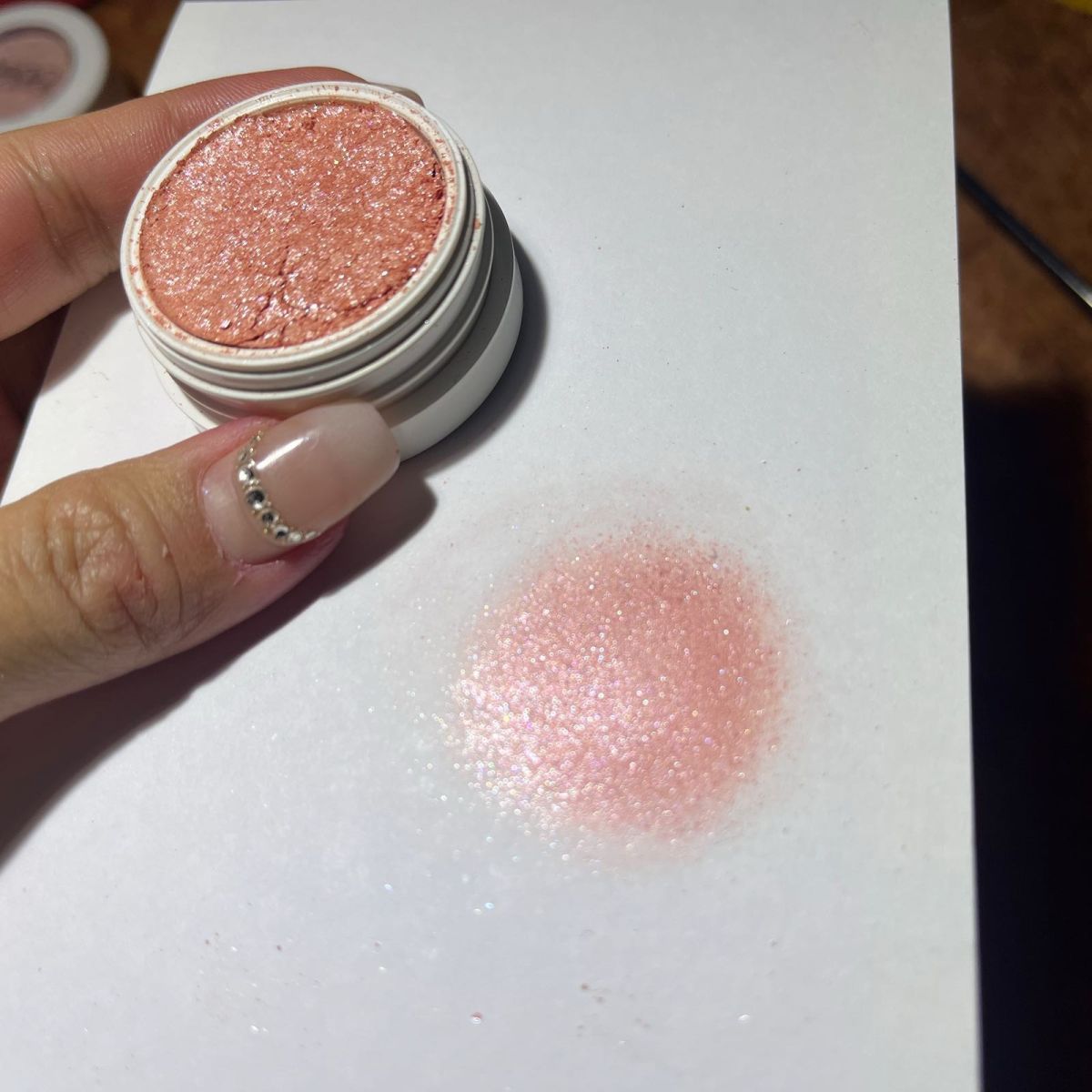 这一颗太适合夏天了！  🔥很清透的橘粉色，加上银色细闪。 