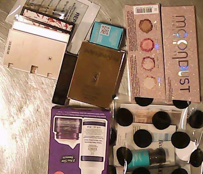 也是我黑五前夕下的包裹，那时候是为了UD的眼影盘买的，后面一