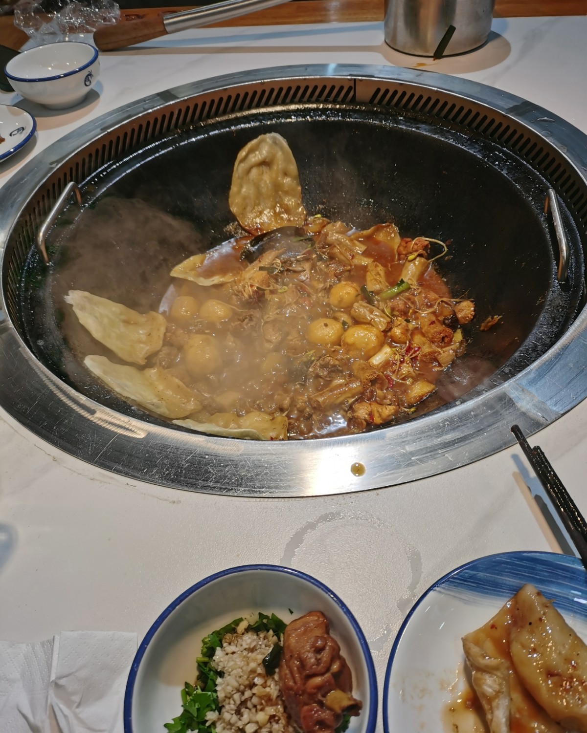 12月才过十天，我竟然已经吃了两顿地锅鸡，地锅鸡和冬天实在太