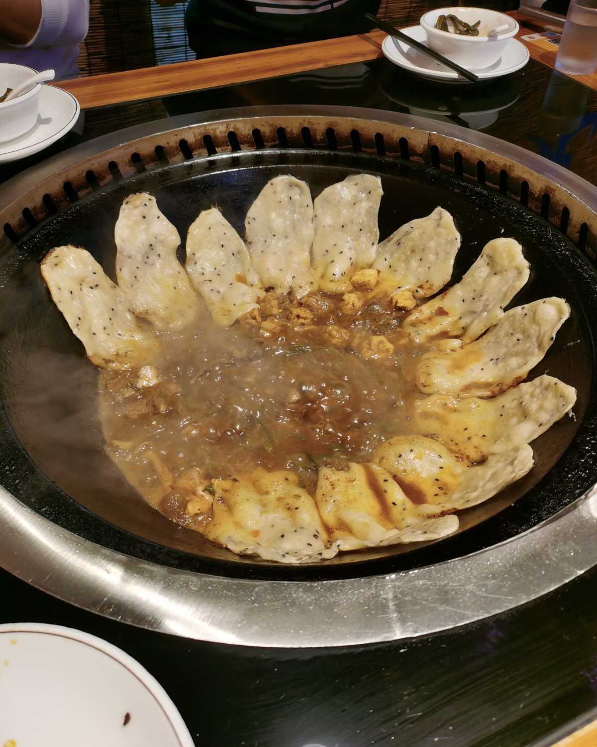 12月才过十天，我竟然已经吃了两顿地锅鸡，地锅鸡和冬天实在太