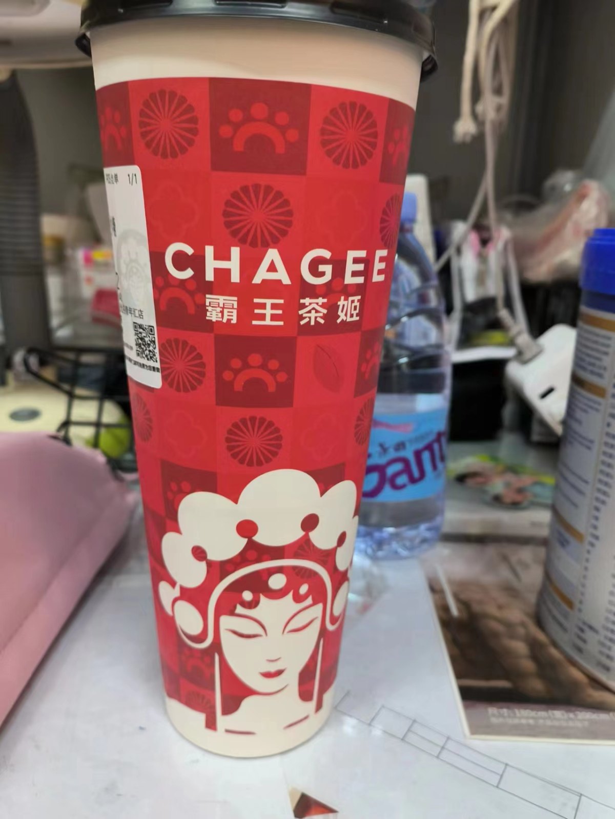 排队一小时买了网上风很大的伯牙绝弦，到手很大一杯，但是杯底是