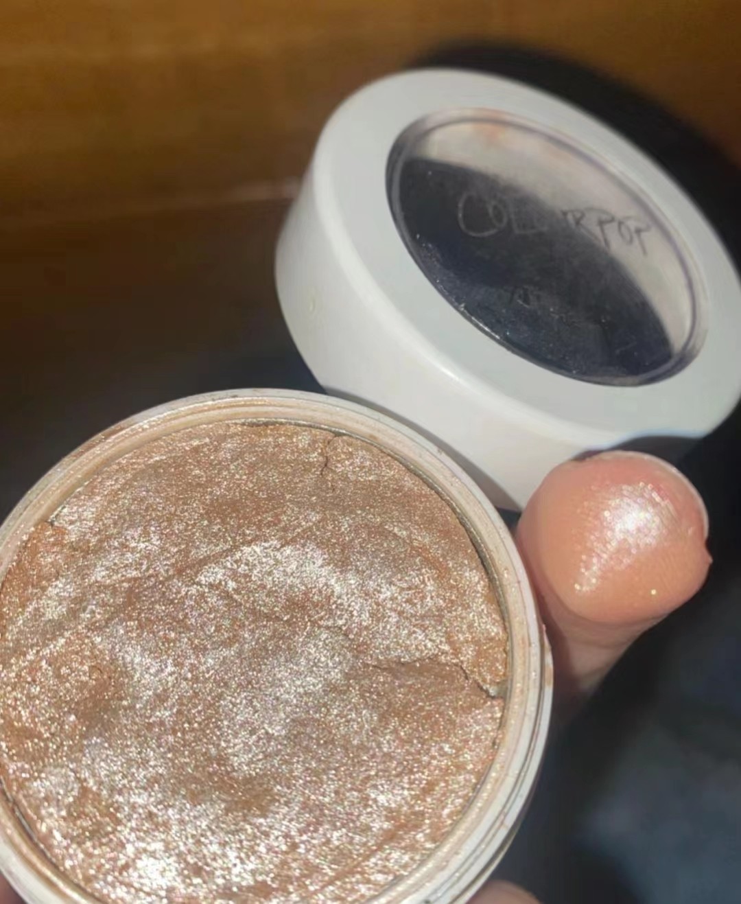 一直想买卡拉泡泡的高光，之前看到周围有朋友买过，香槟色很贴肤