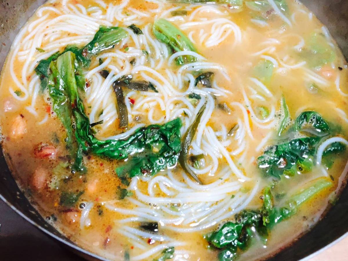 晚上搬砖回家直接来一碗麻酱米线！这个天气就要暖和的食物，不休