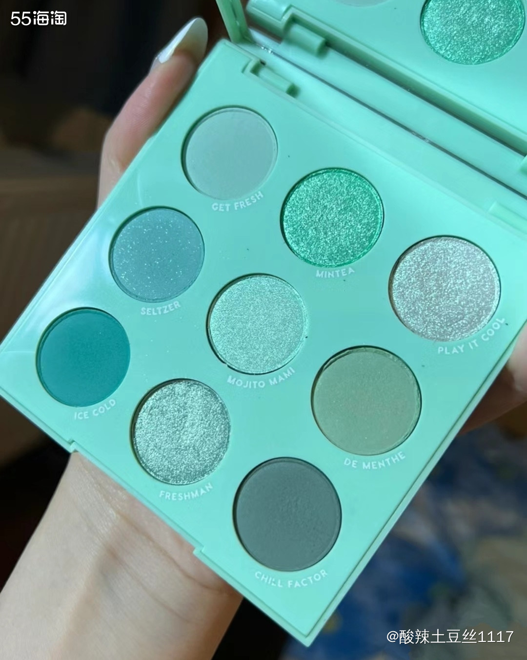 看到这个眼影盘给我感觉就是绿到发光，真的这一盘都是那种。各种