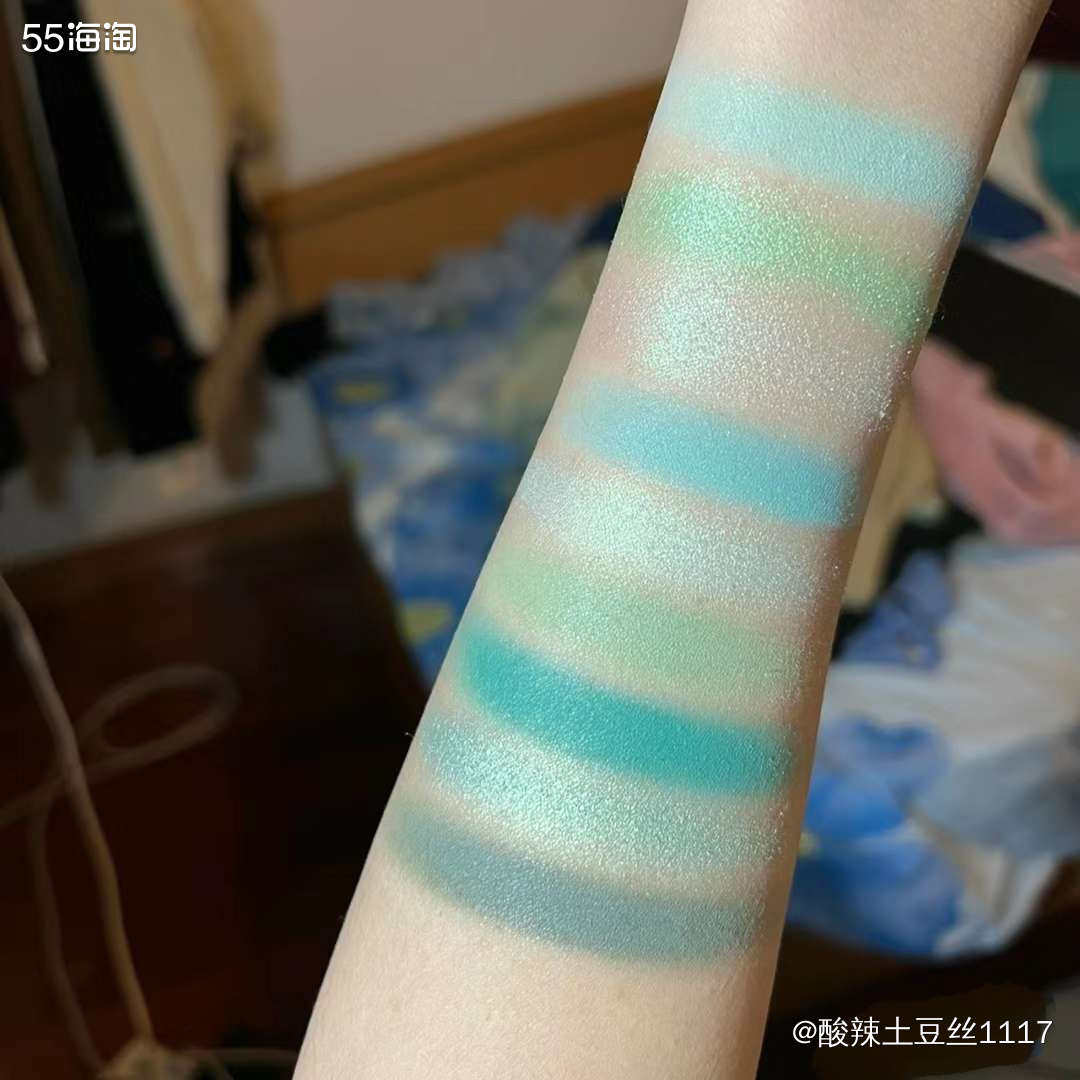 看到这个眼影盘给我感觉就是绿到发光，真的这一盘都是那种。各种