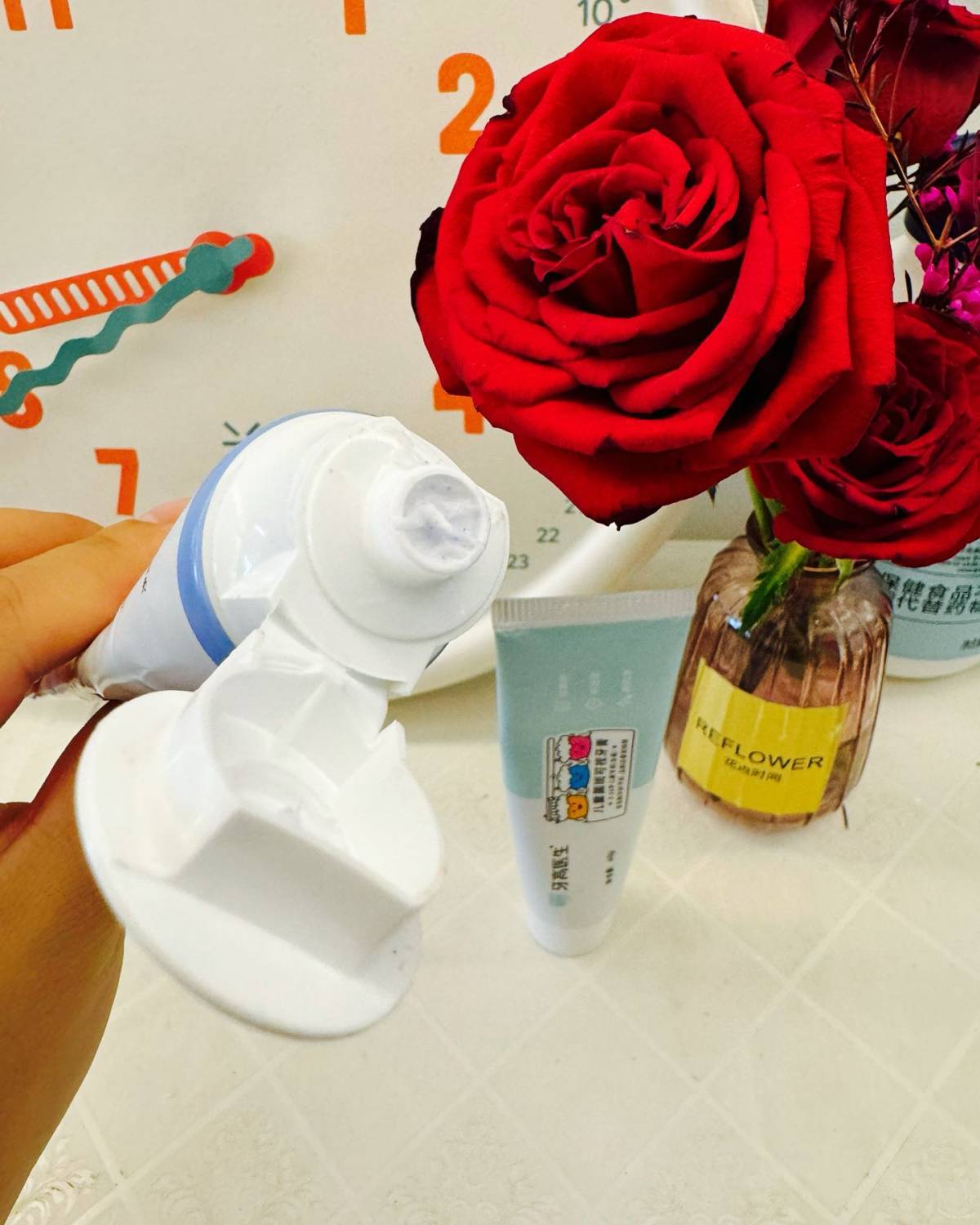 最近小孩子不是在带牙套吗？那带牙套之后就会做一些牙膏上面的一