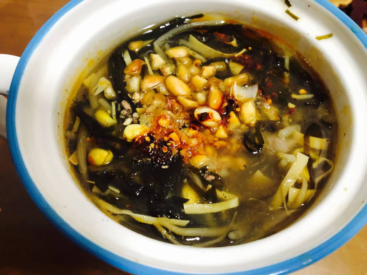 今天换换口味大早去早餐店买份胡辣汤回来，就是海带千张豆芽煮的