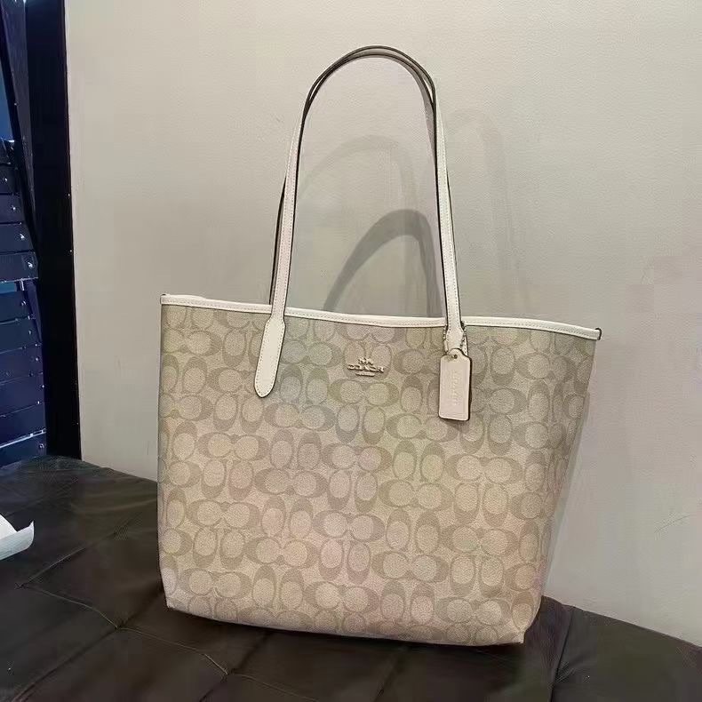 朋友想买托特包，趁黑五下单买了一个奶茶色。  购买商品：Ci