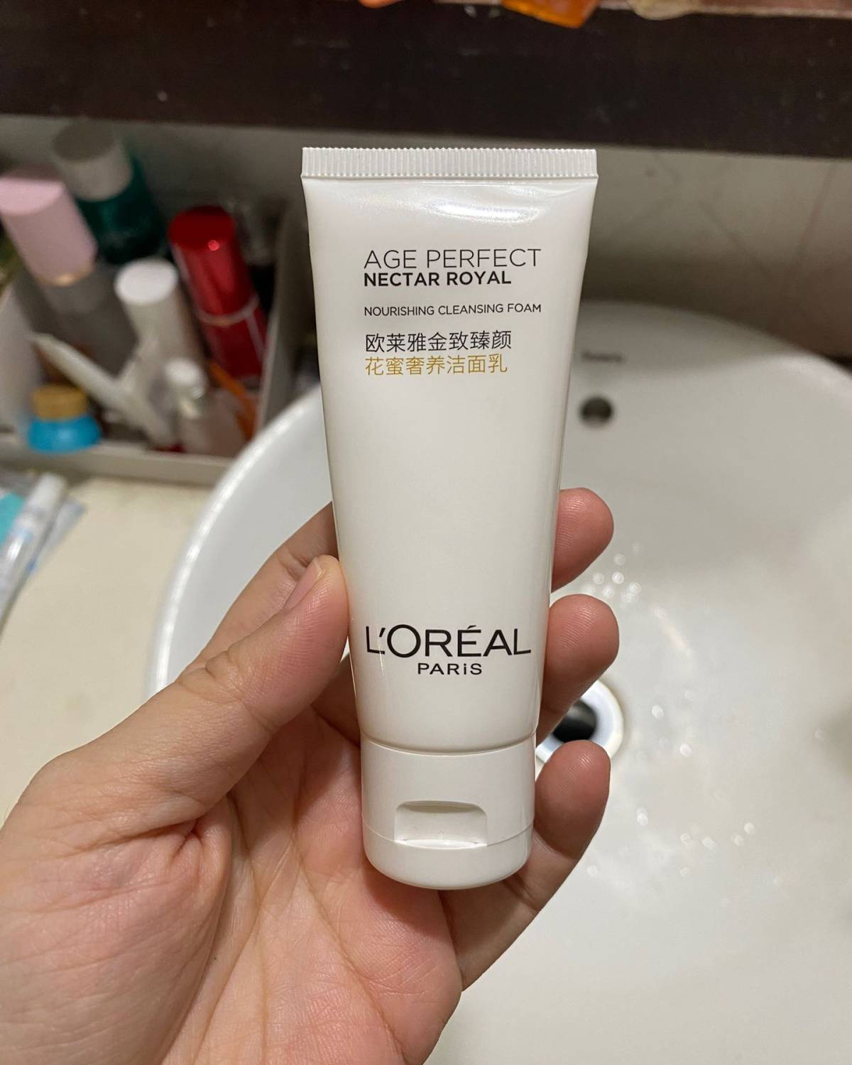 欧莱雅金致臻颜花蜜奢养洁面乳是一款备受好评的高端洁面产品。它