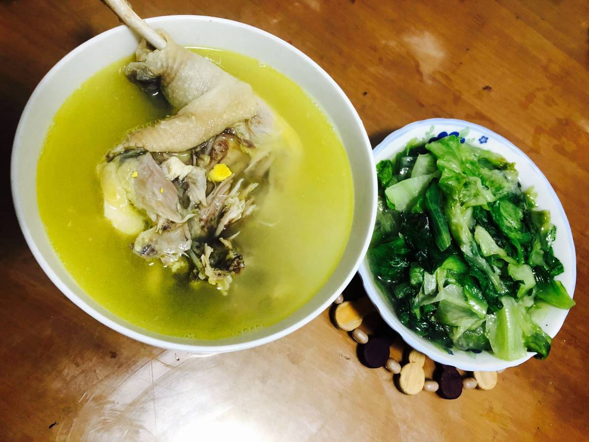 前两天老爸托人买了一只喂五谷的母鸡回来，这两天直接炖汤几小时