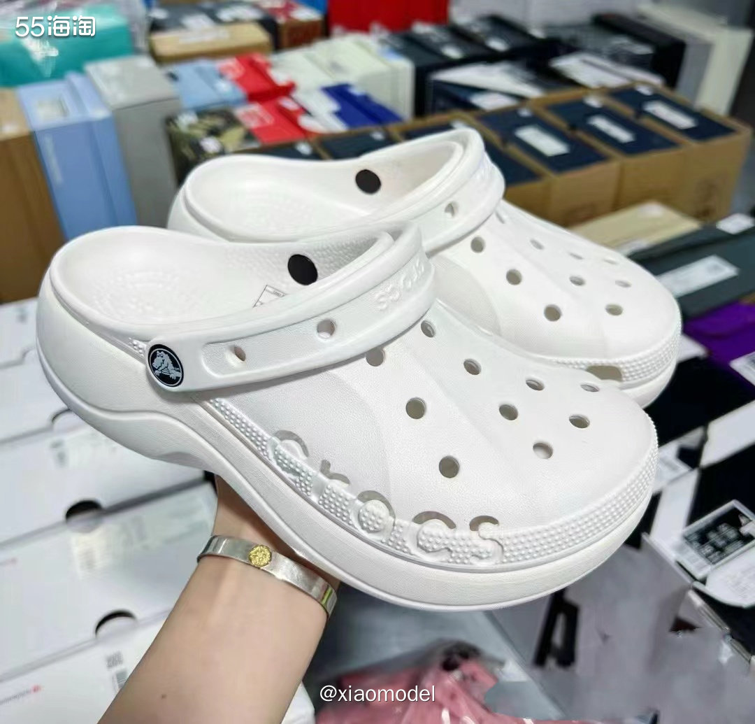 😀今天Crocs洞洞鞋又有2双50刀的折扣啦！正好有个小伙