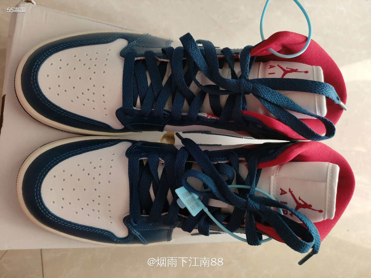 我以前买过耐克紫色aj高帮女鞋，白紫配色。高帮后跟很软超舒服