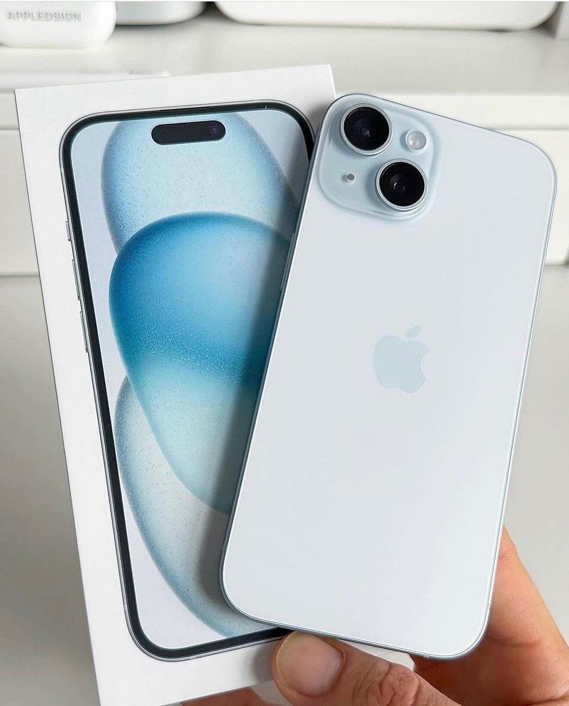 苹果iPhone 15系列手机推出后反馈褒贬不一，但看着少女