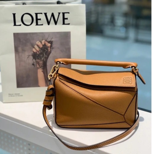 Loewe包包作为包包品类中的热门品牌，相信很多人想要海淘这