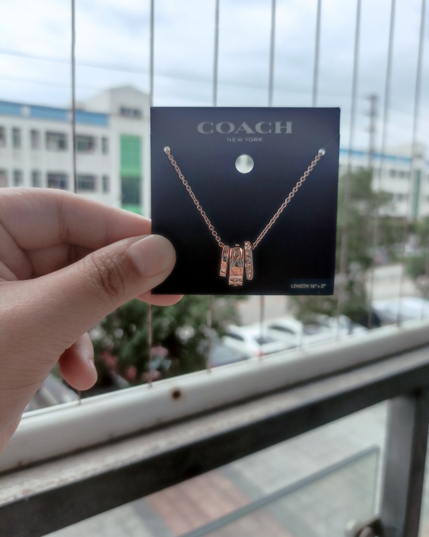 今年我买的最多的也是最爱的饰品就是coach的三环项链了  