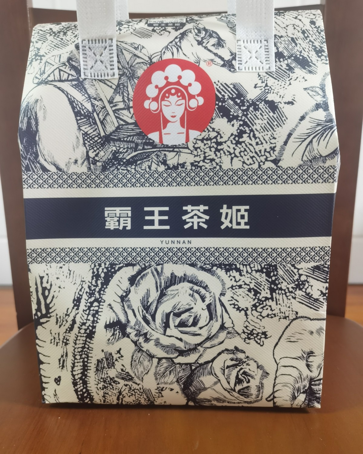 🌸今天收到了室友的新年礼物，是一瓶海蓝之谜精粹水，开心（小