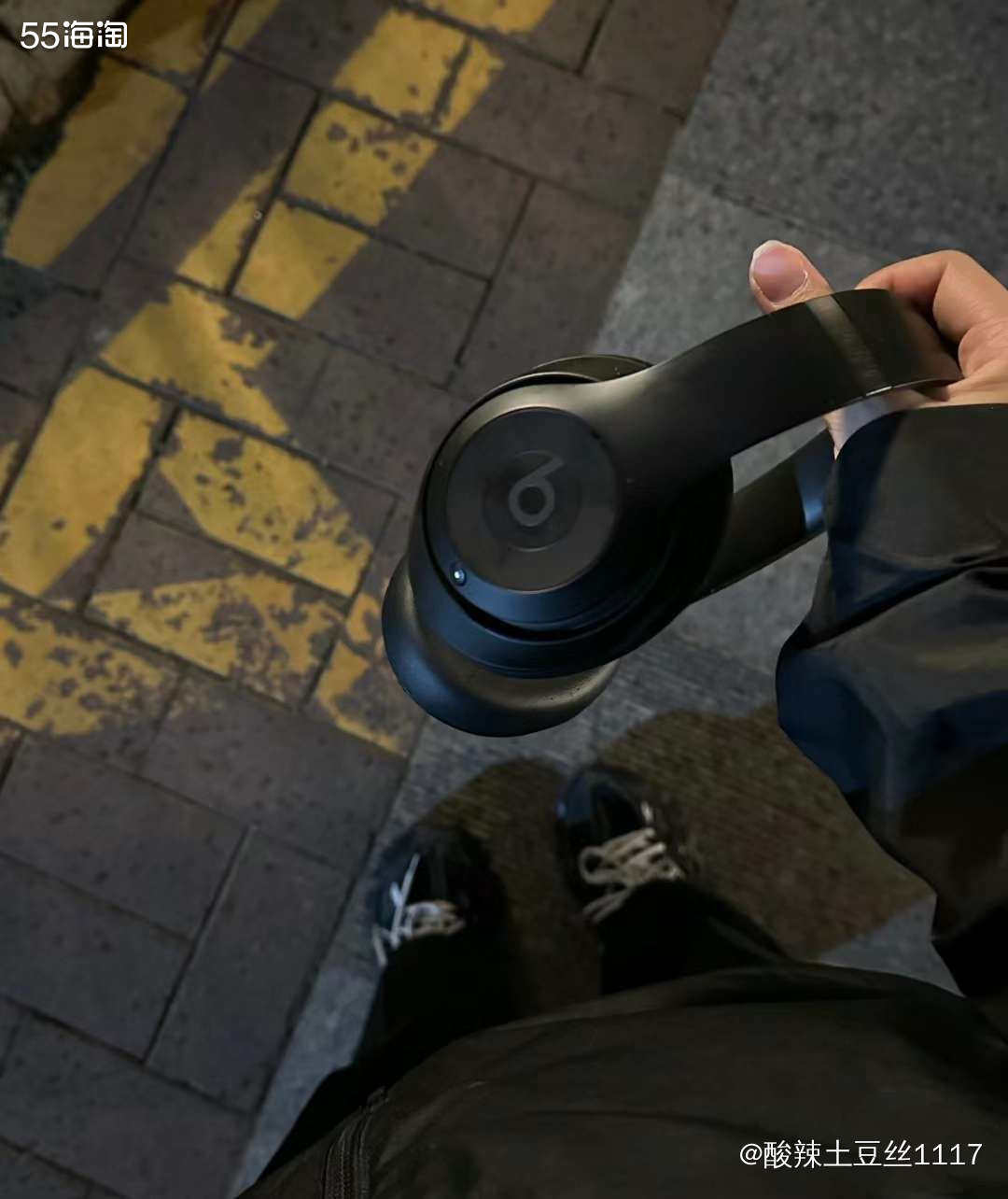 第一眼看到这个耳机，然后还是黑色的，就直击我的心吧，真的是太