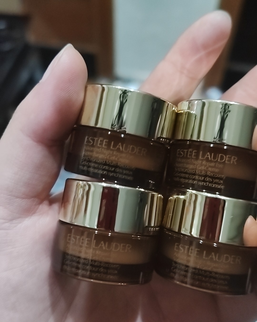 雅诗兰黛家的这款小棕瓶眼霜真的是一直火的明星产品！这款眼霜堪