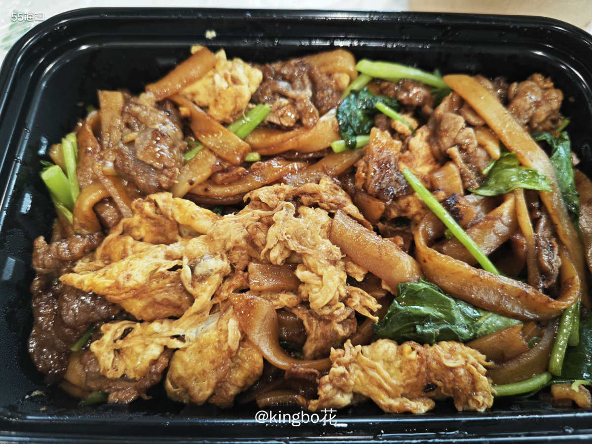 2024第一顿外卖吃潮届炒河粉，很好吃干掉一盒！  社畜每天