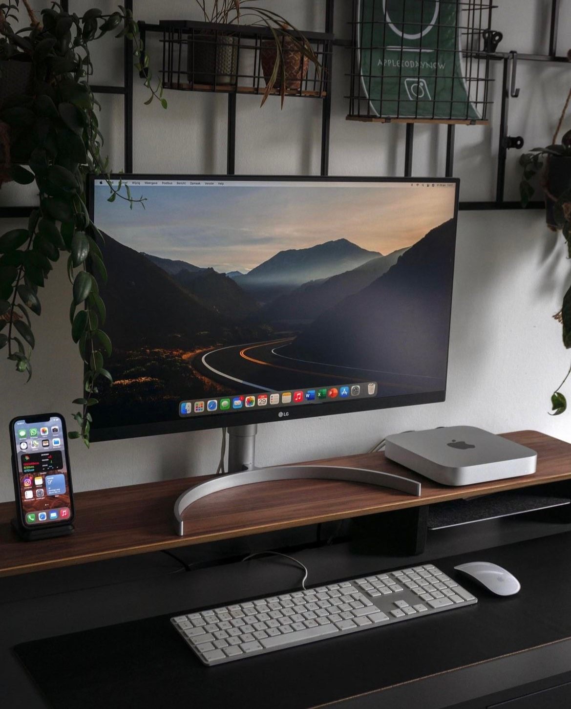 Mac mini也就是苹果台式电脑的小型主机，受到Power