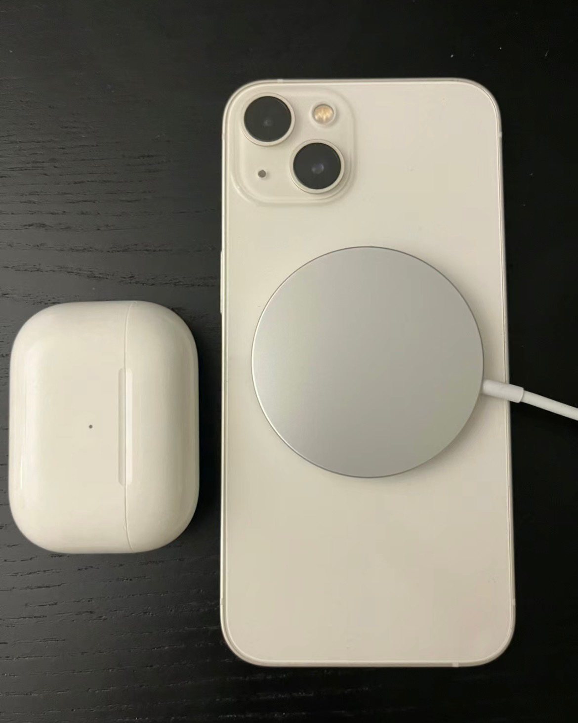 苹果MagSafe 磁吸充电器是一款颜值高又有着小巧轻薄、简