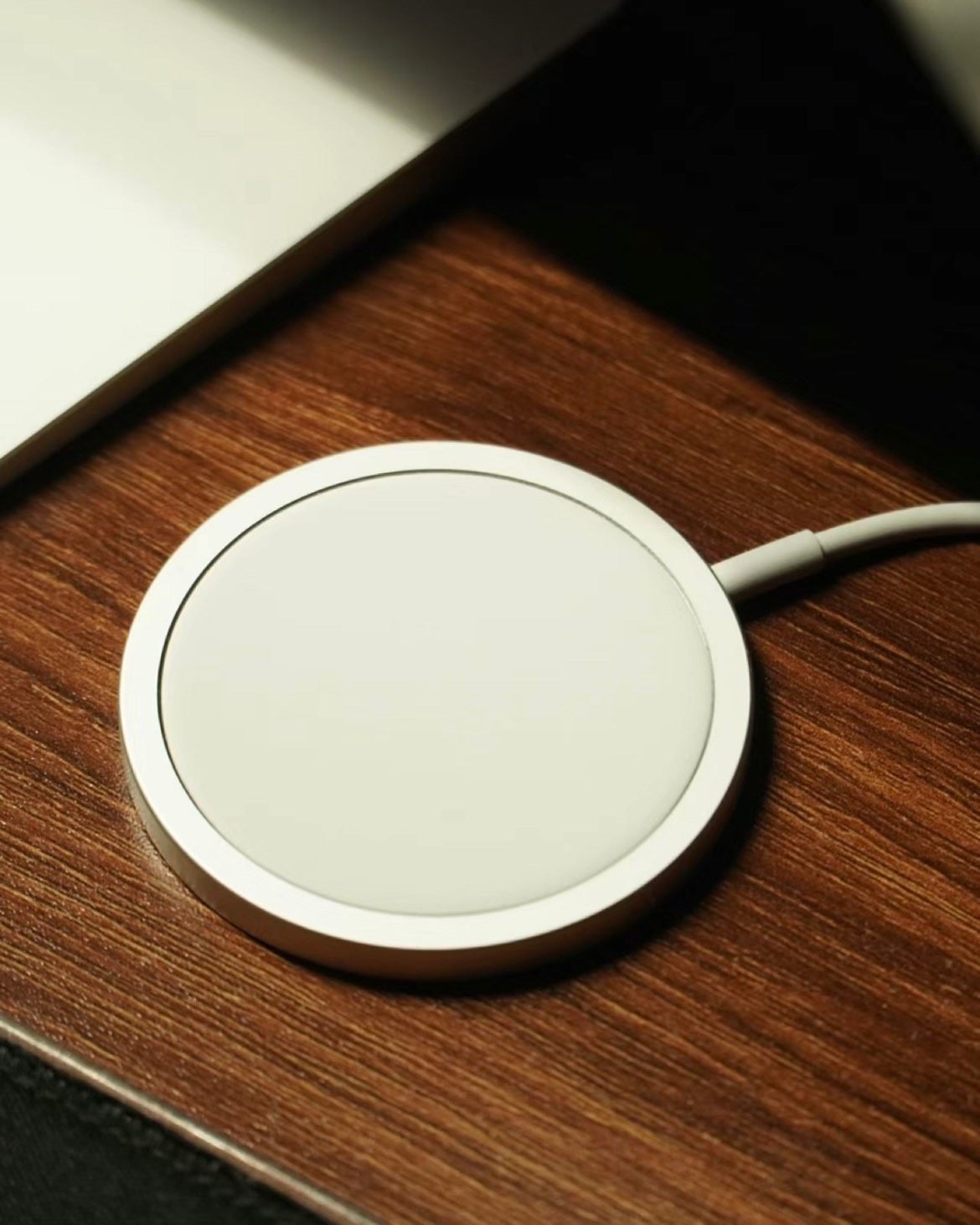 苹果MagSafe 磁吸充电器是一款颜值高又有着小巧轻薄、简