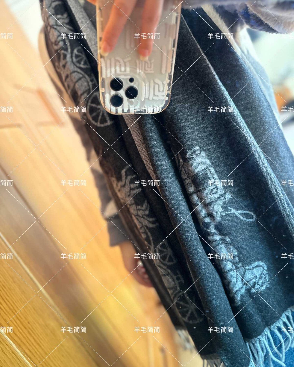 开箱产品：马车围巾×2，logo围巾×1 运输时间：11月2