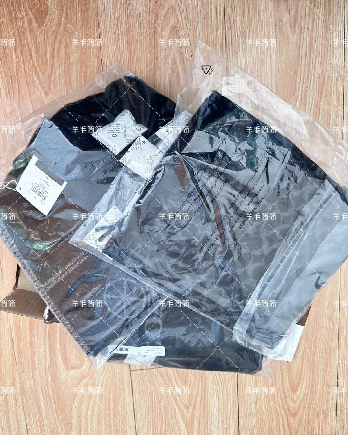 开箱产品：马车围巾×2，logo围巾×1 运输时间：11月2