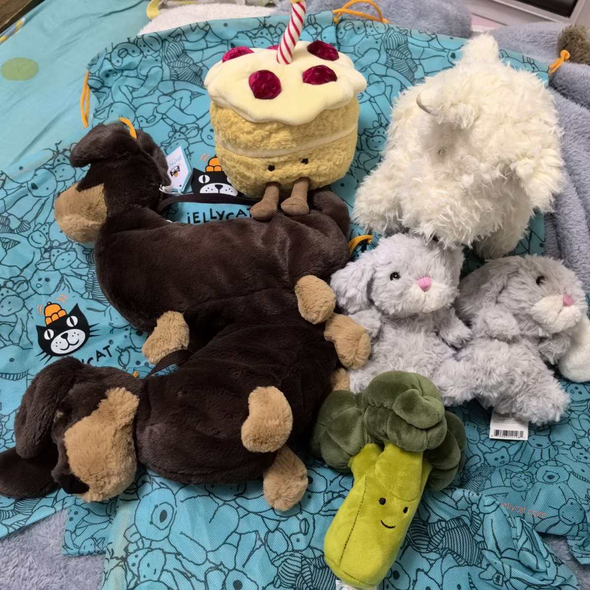 ☑开箱： jellycat 腊肠狗包*2 银色美味小兔*2 