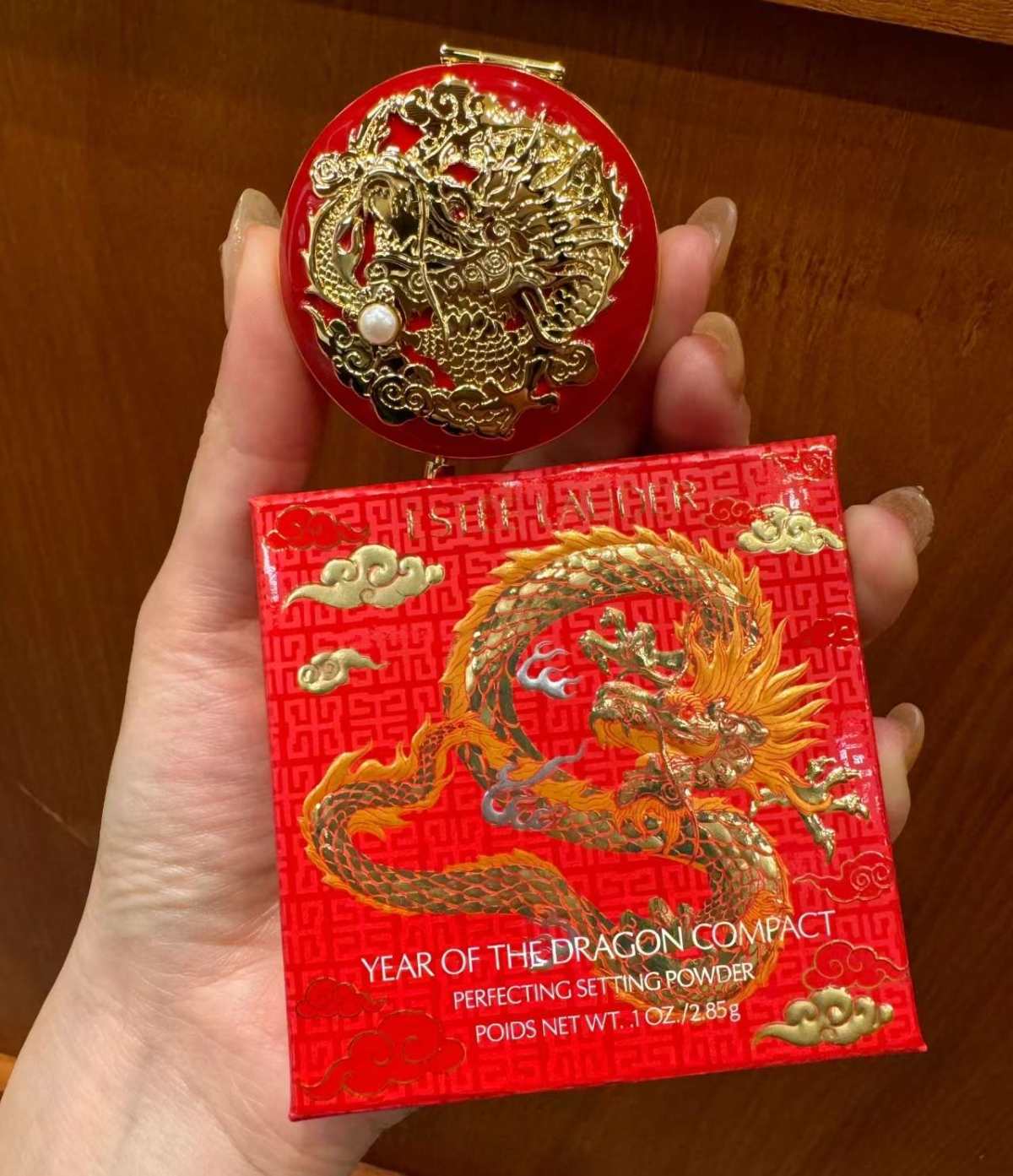 雅诗兰黛粉饼的龙年限定看着好高级的感觉 镂空雕花的设计 龙头