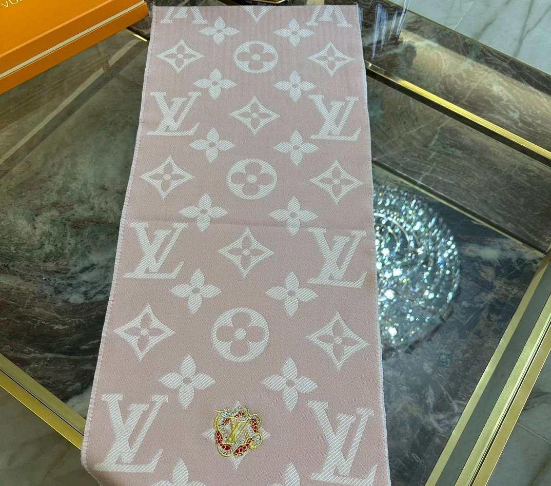 LV新出的龙年限定围巾，这个配色我感觉设计师是懂我们中国人喜