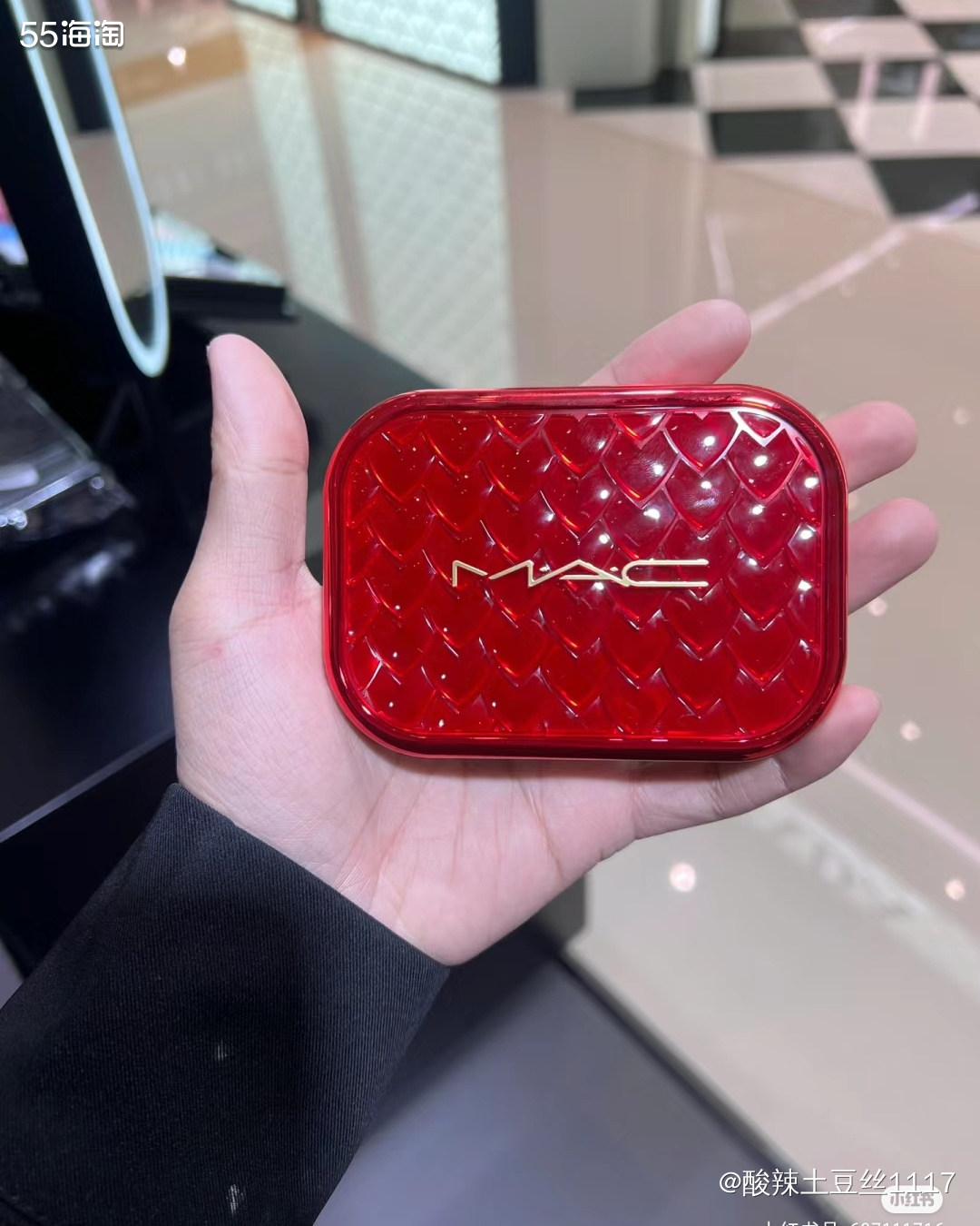 Mac出的龙年限定不只是是口红，然后还有一个眼影盘，眼影盘是