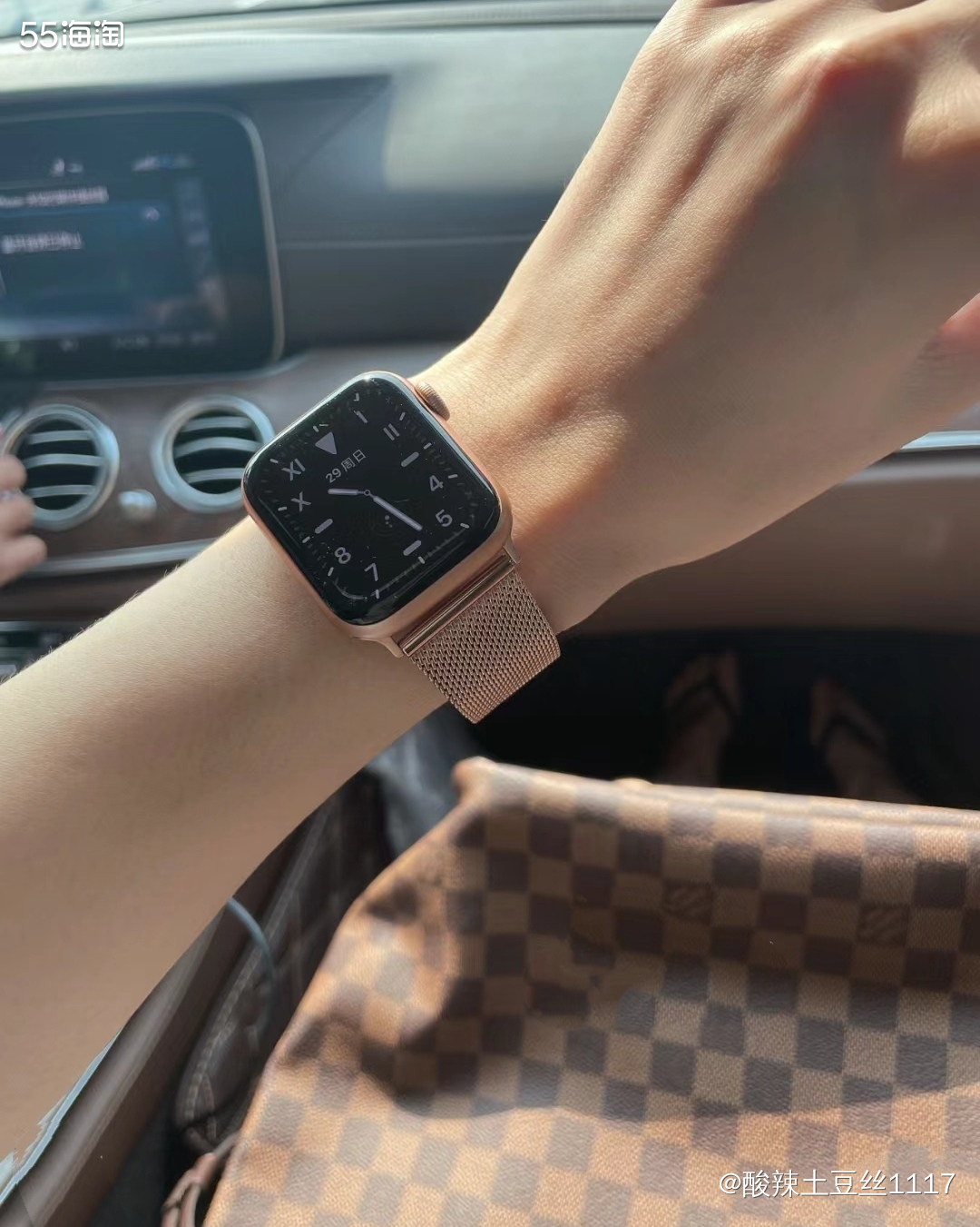 嗯，这个表带的话是金属表带，它有41mm和45mm的，但是这