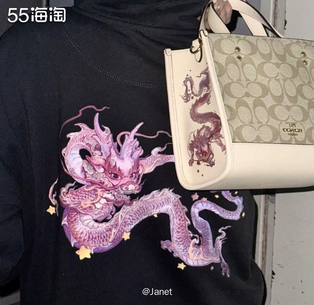 Coach今年的龙年限定不止有各种包袋手表配饰，还有衣服哦。