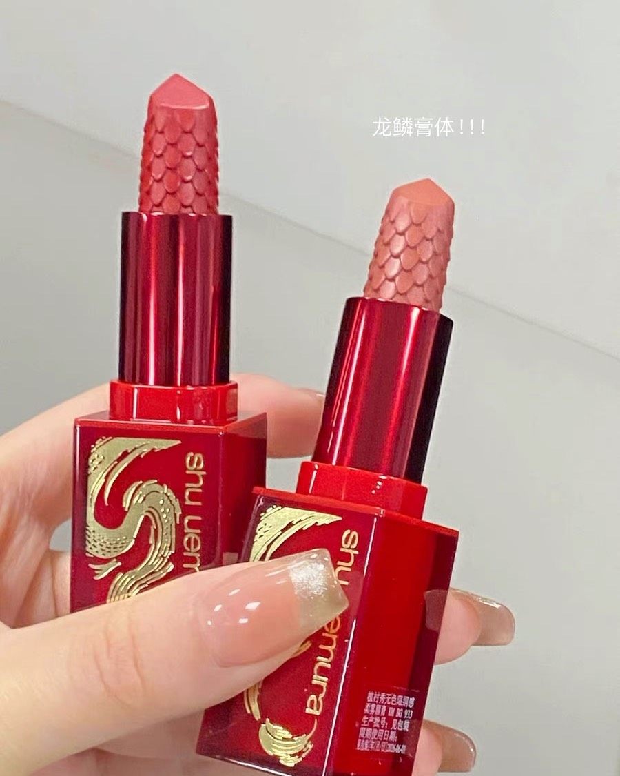 💄今年植村秀放大招了，出了龙年限定款口红，不仅整个口红的外
