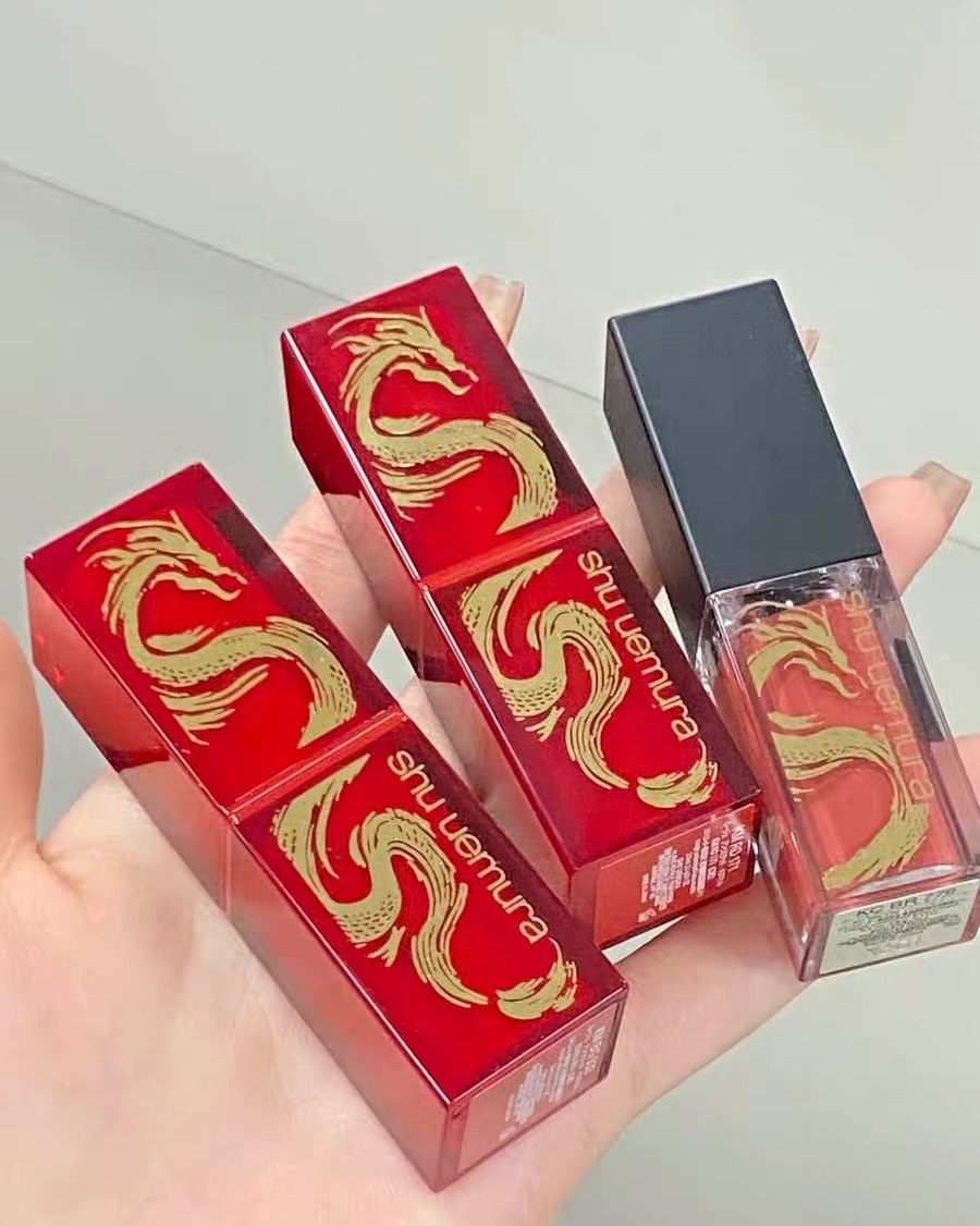 💄今年植村秀放大招了，出了龙年限定款口红，不仅整个口红的外