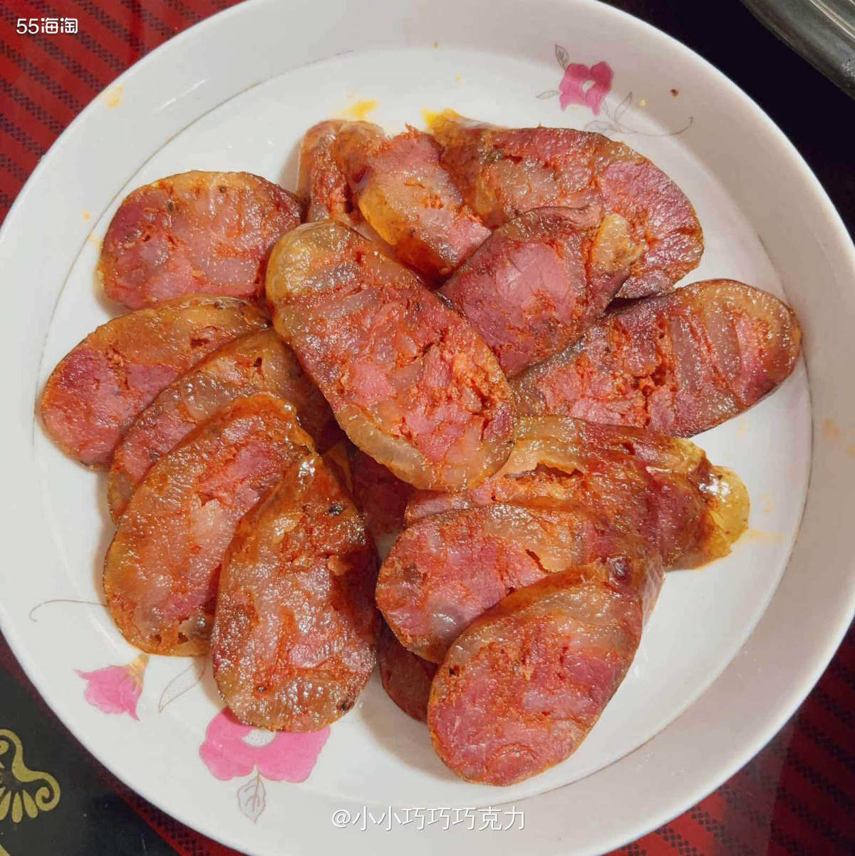 我们这边过农历新年的时候，家家户户都要准备腊货熏肉，熏香肠更