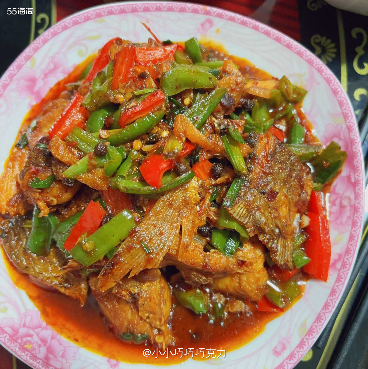 我们这边过农历新年的时候，家家户户都要准备腊货熏肉，熏香肠更