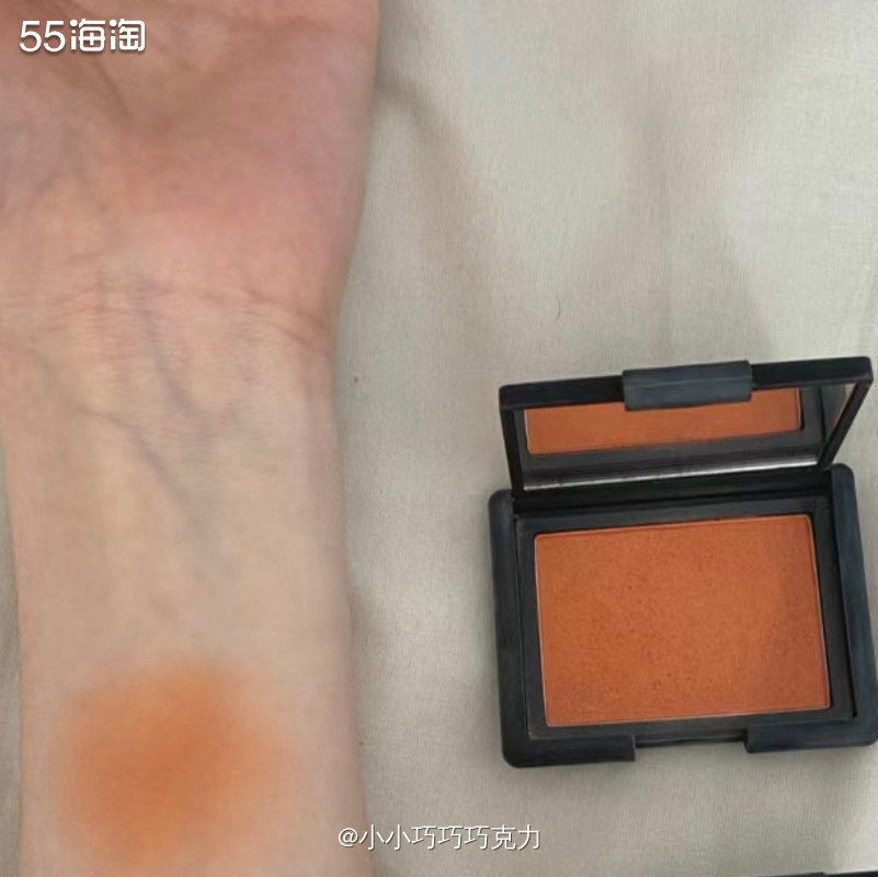 比起粉色系的腮红，我其实更加喜欢橘色系的，橘色感觉很元气，而