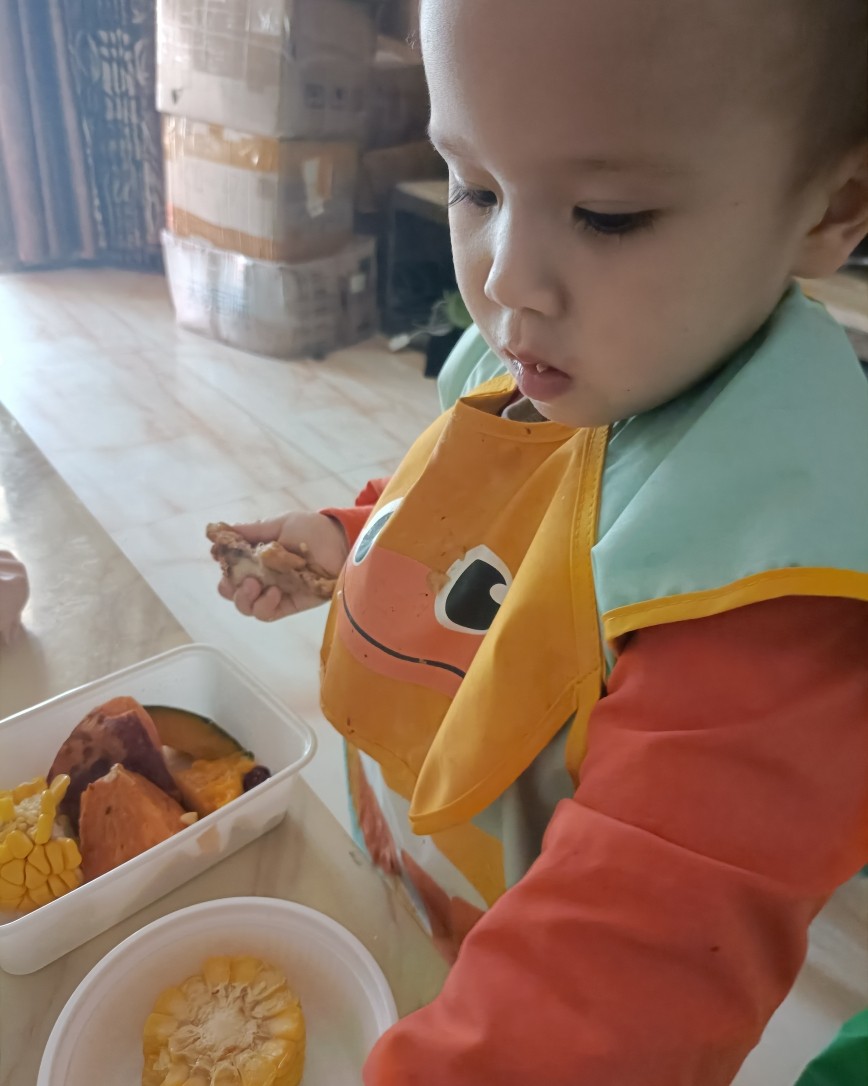 昨天一个人带娃，中午不知道做什么就点了老乡鸡的菜来吃~  �