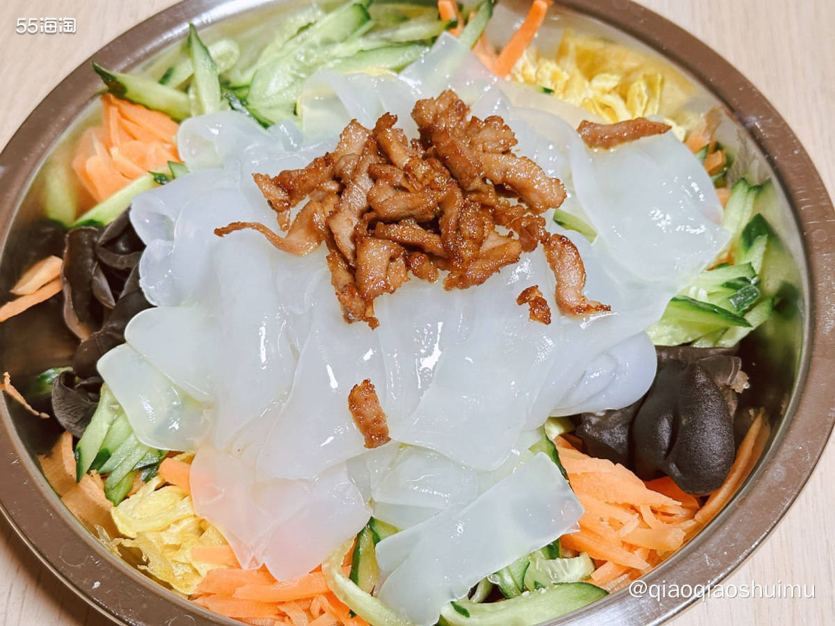 上周吃饭时说想吃拉皮，今天饭桌上就有了。随口说的一句话，妈妈