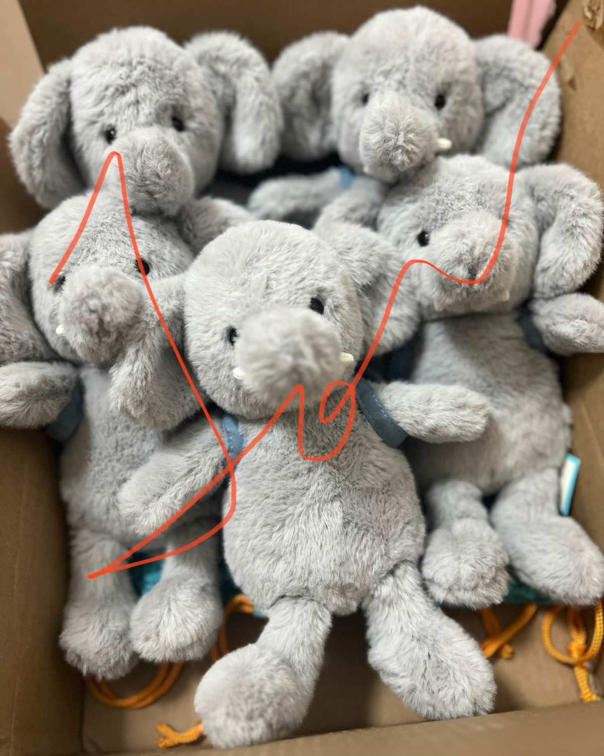周六到的一个包裹，是之前买的Jellycat背包小象，这个小