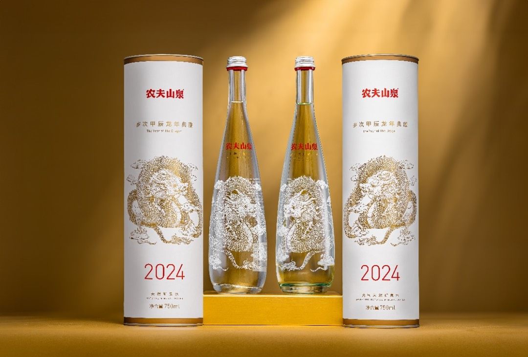 每年新年限定都值得大家等待的就是农夫山泉的限定瓶。每年都会出