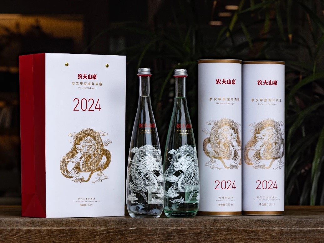 每年新年限定都值得大家等待的就是农夫山泉的限定瓶。每年都会出
